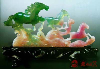 翡翠是中国的国石，称之为“帝王玉”